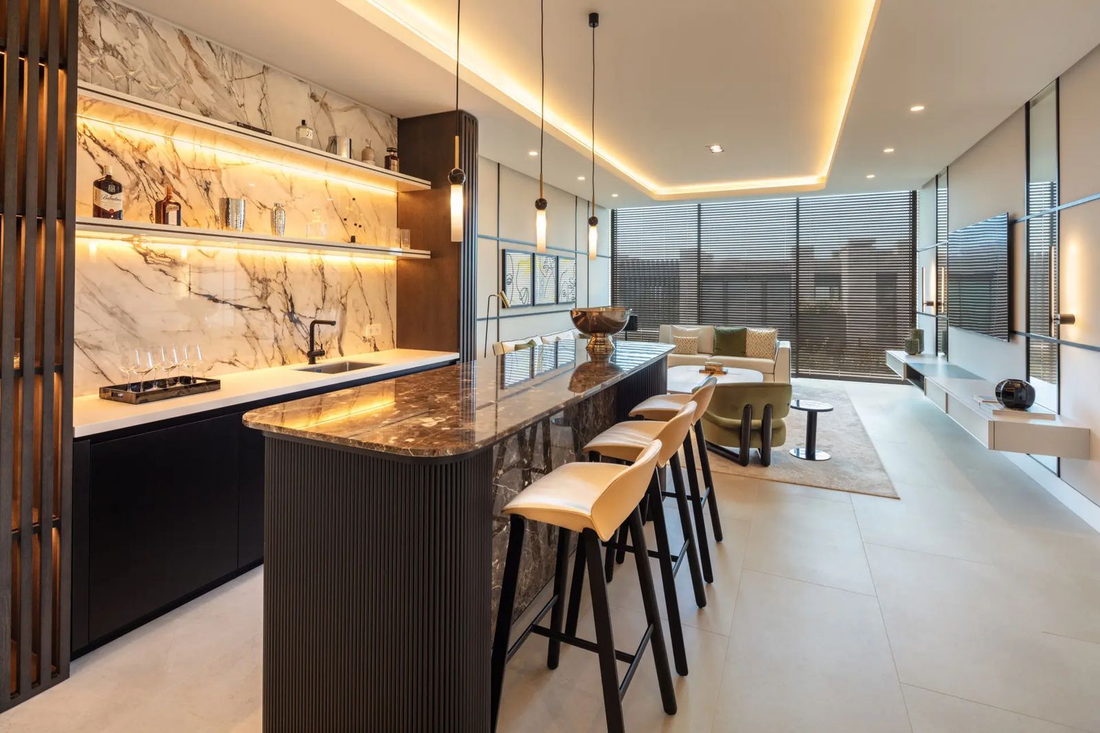 Cuisine moderne avec bar en marbre et coin salon dans The Hills 8.